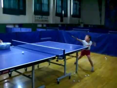 Pequeña niña juega Ping Pong increíble