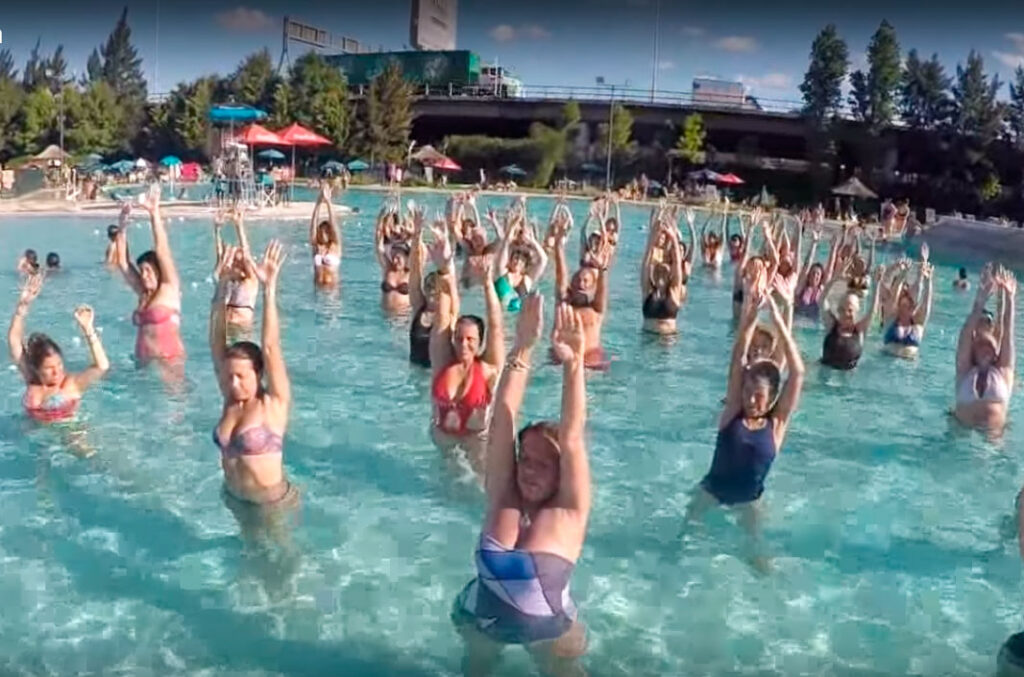 3 razones para unirse a clases de Aquagym y un ejemplo de clase