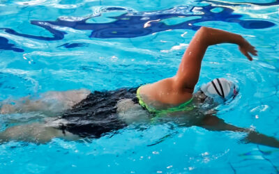 Cómo nadar correctamente estilo libre de natación: brazada