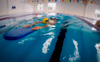 Video: Aprender a nadar estilo mariposa de natación para principiantes